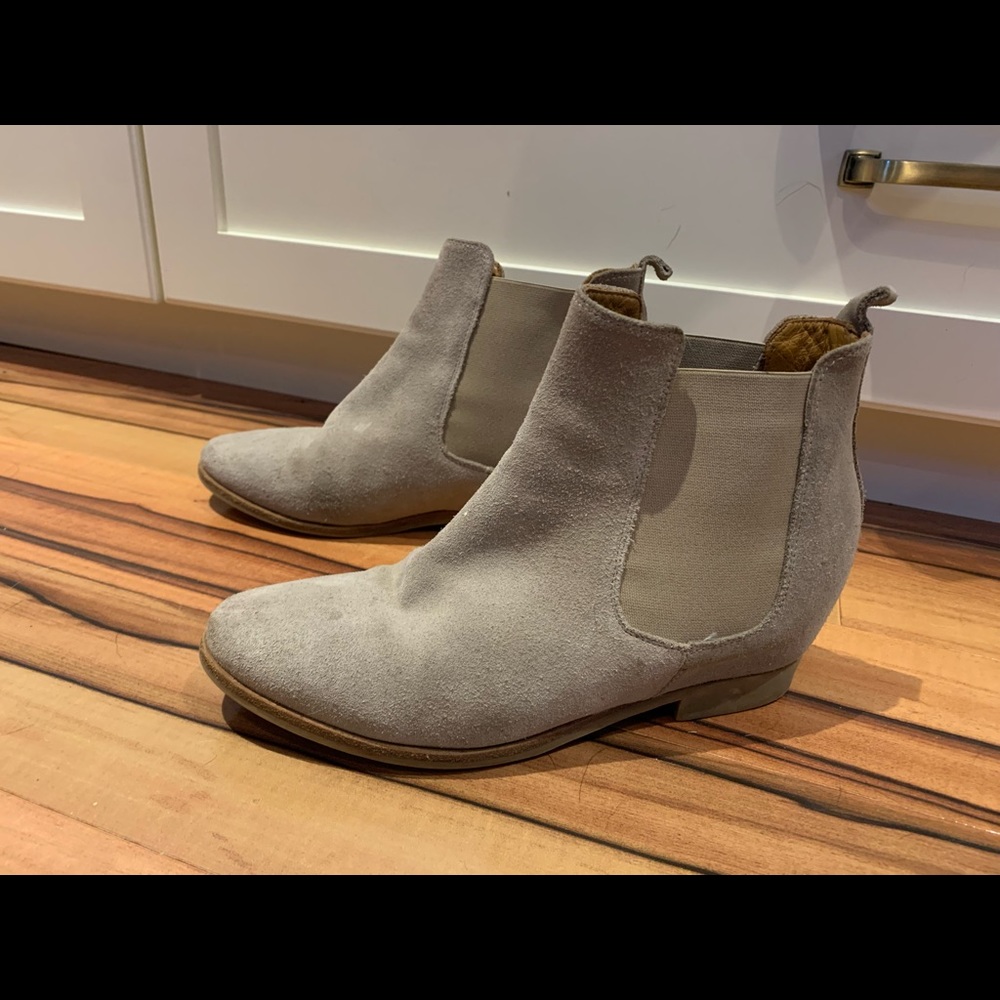 Roots sued, wedged ankle booties